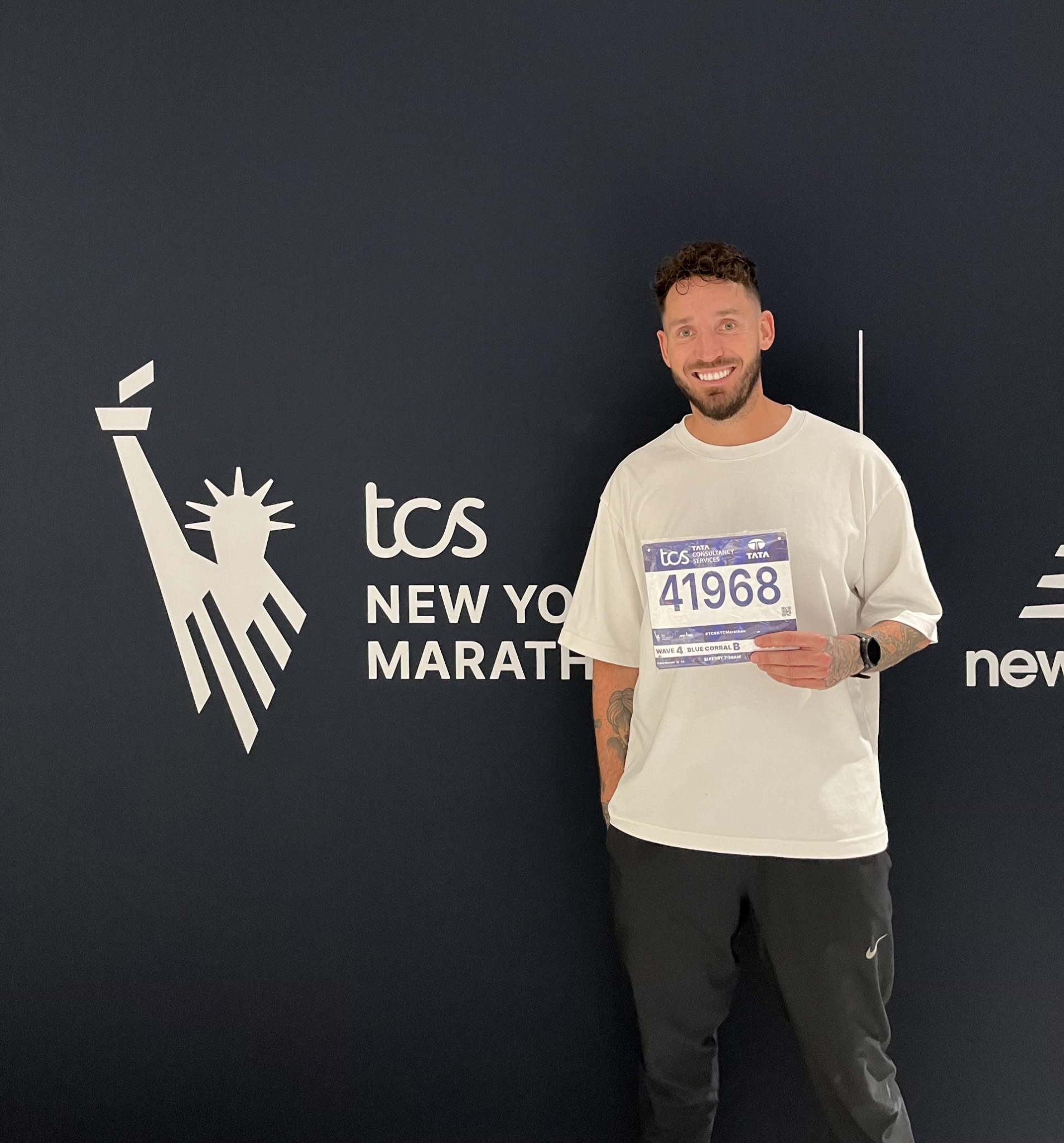 Dylan Metzlar na de marathon met marathonnummer 41968